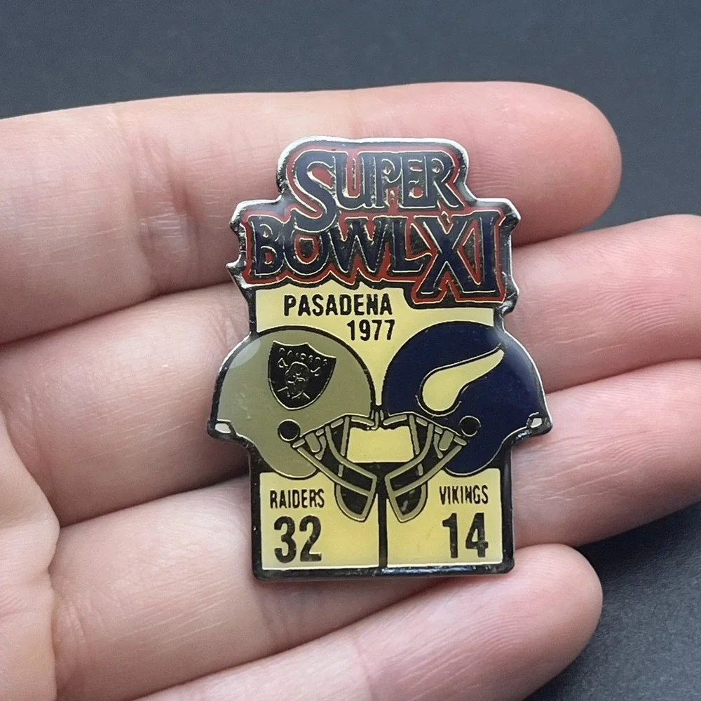 Starline Super Bowl XI Oakland Raiders Minnesota Vikings‎ NFL Lapel Hat Pin